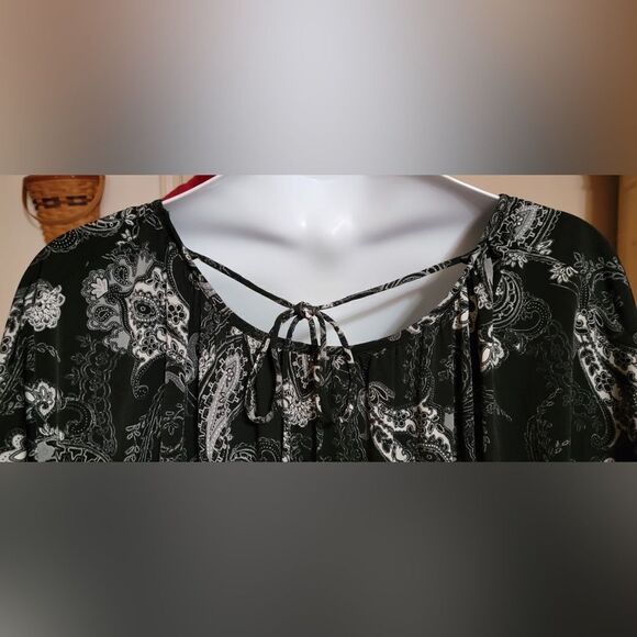 #159 Apt 9 Black with white floral Top Size:1x - Picture 3 of 8